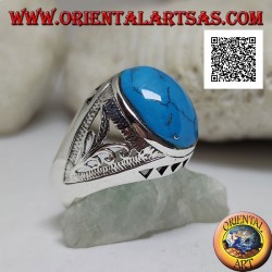 Anillo de plata con cabujón ovalado turquesa y decoración floral y triangular en los laterales