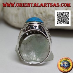 Anillo de plata con cabujón ovalado turquesa y decoración floral y triangular en los laterales