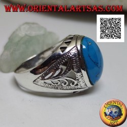 Anillo de plata con cabujón ovalado turquesa y decoración floral y triangular en los laterales