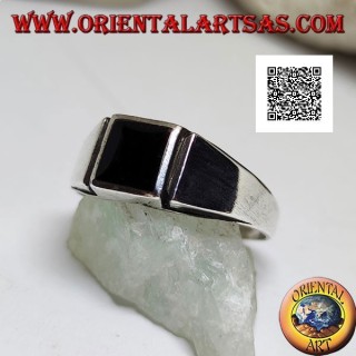 Silberring mit quadratischem Onyx bündig mit der Kante und vertikaler Linie an den Seiten eingraviert