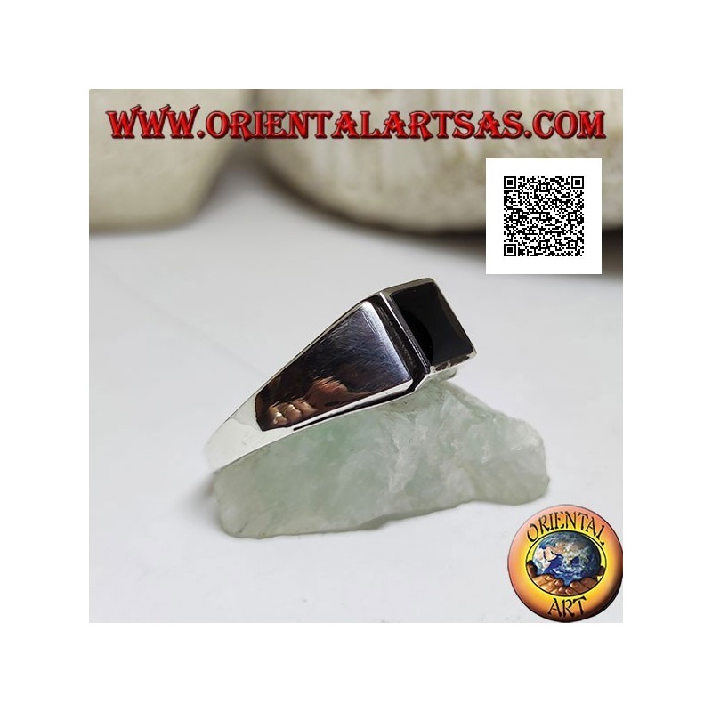 Anello in argento con onice quadrata a filo bordo e riga verticale incisa sui lati