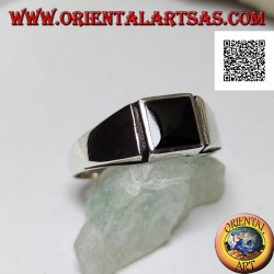 Silver ring with square onyx flush with the edge and vertical line engraved on the sides