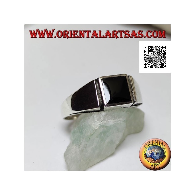 Silver ring with square onyx flush with the edge and vertical line engraved on the sides