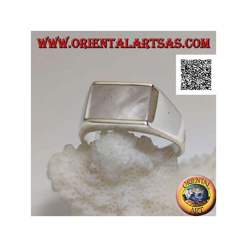 Anillo de plata con nácar rectangular horizontal al ras y que sobresale en los lados sobre un marco liso