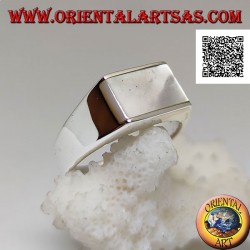 Silver ring with horizontal rectangular mother-of-pearl flush and protruding on the sides on a smooth frame