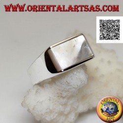 Silver ring with horizontal rectangular mother-of-pearl flush and protruding on the sides on a smooth frame