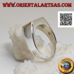 Silver ring with horizontal rectangular mother-of-pearl flush and protruding on the sides on a smooth frame
