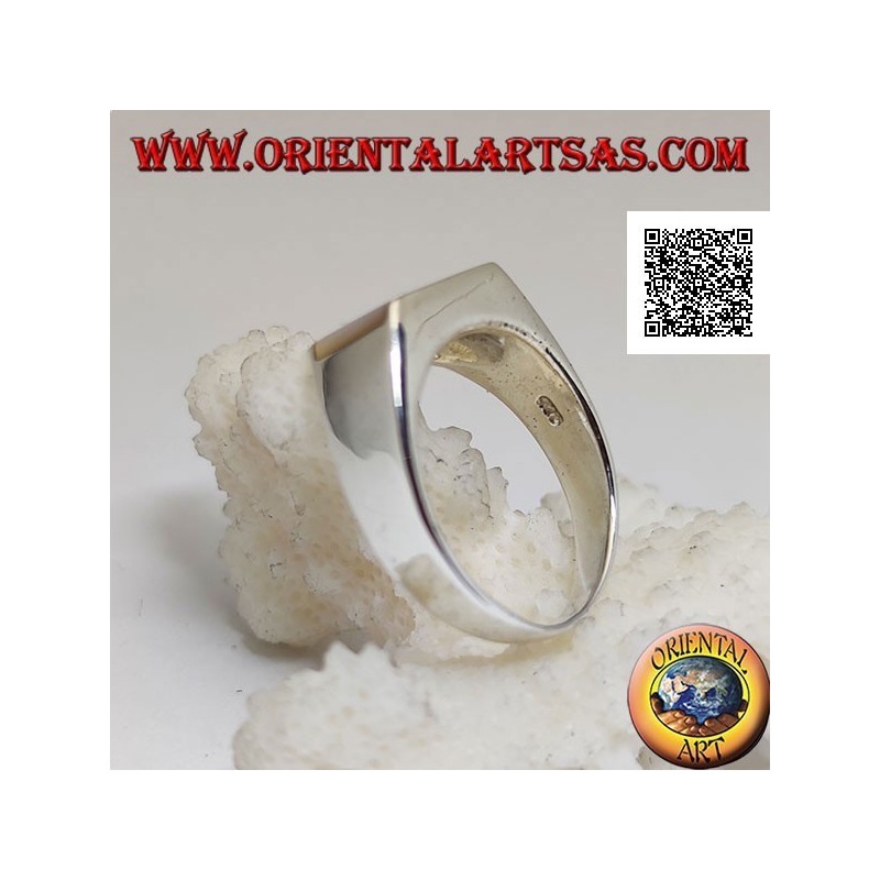 Bague en argent avec nacre rectangulaire horizontale affleurante et faisant saillie sur les côtés sur une monture lisse