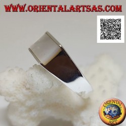Silver ring with horizontal rectangular mother-of-pearl flush and protruding on the sides on a smooth frame