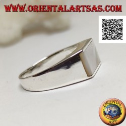 Bague en argent avec nacre rectangulaire horizontale affleurante et faisant saillie sur les côtés sur une monture lisse