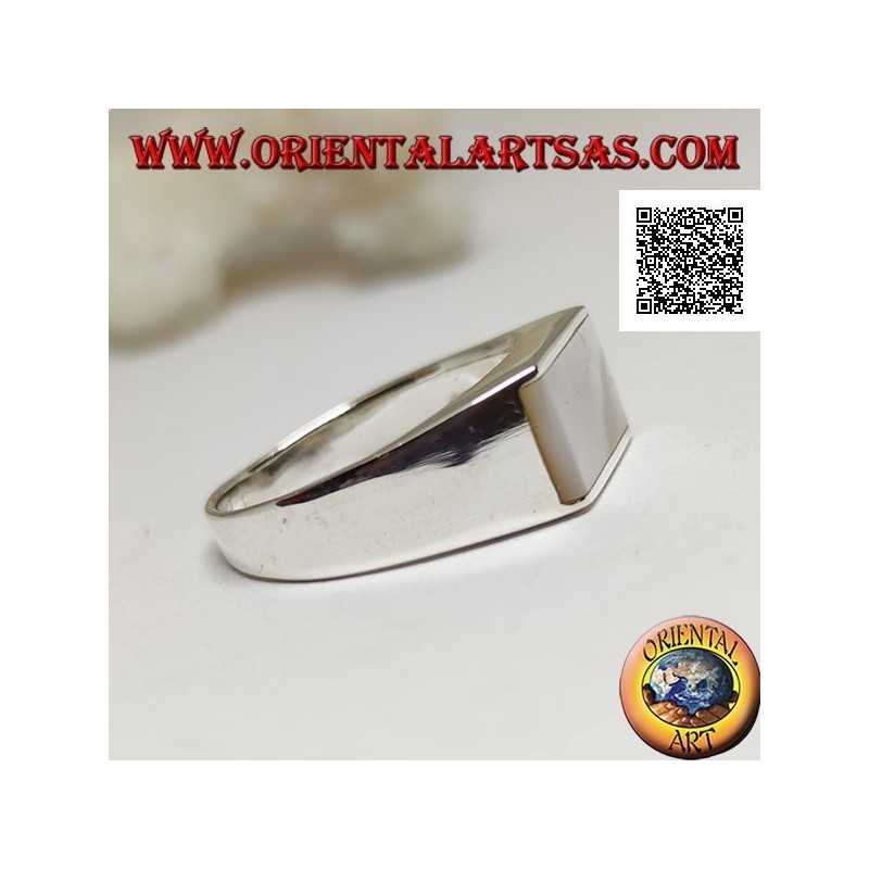 Anillo de plata con nácar rectangular horizontal al ras y que sobresale en los lados sobre un marco liso