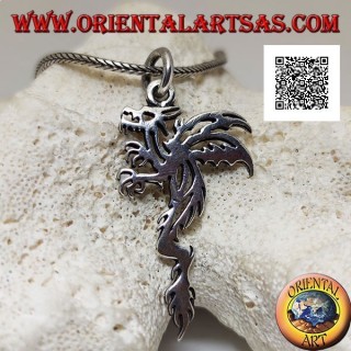 Colgante de plata en forma de wyvern (dragón alado de dos patas) en perfil de estilo tribal