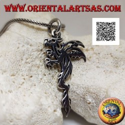 Colgante de plata en forma de wyvern (dragón alado de dos patas) en perfil de estilo tribal