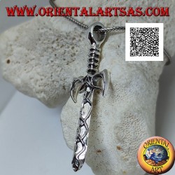 Pendentif épée en argent avec garde et cliquets pointus et lame avec décorations celtiques