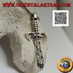 Pendentif épée en argent avec garde et cliquets pointus et lame avec décorations celtiques