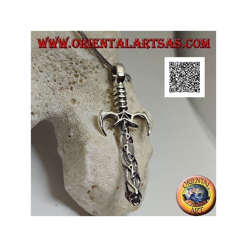 Colgante espada de plata con guarda y trinquetes puntiagudos y hoja con adornos celtas