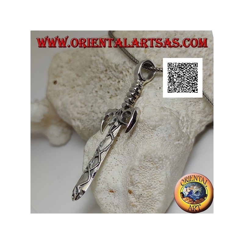 Colgante espada de plata con guarda y trinquetes puntiagudos y hoja con adornos celtas