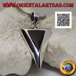 Pendentif triangle isocèle inversé en argent avec onyx affleurant sur une monture lisse