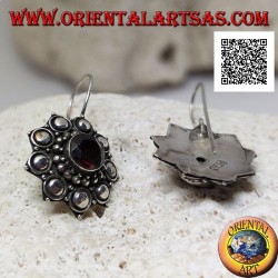 Silberne Blumenanhängerohrringe mit facettiertem rundem Granat, umgeben von Kugeln und Scheiben