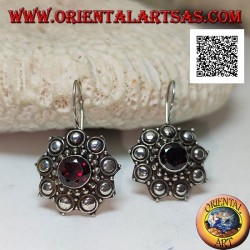 Silberne Blumenanhängerohrringe mit facettiertem rundem Granat, umgeben von Kugeln und Scheiben