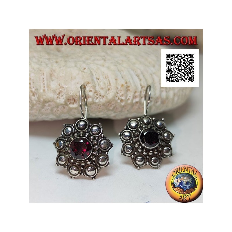 Boucles d'oreilles pendantes fleurs en argent avec grenat rond facetté entouré de boules et de disques