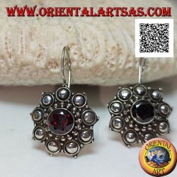 Silberne Blumenanhängerohrringe mit facettiertem rundem Granat, umgeben von Kugeln und Scheiben