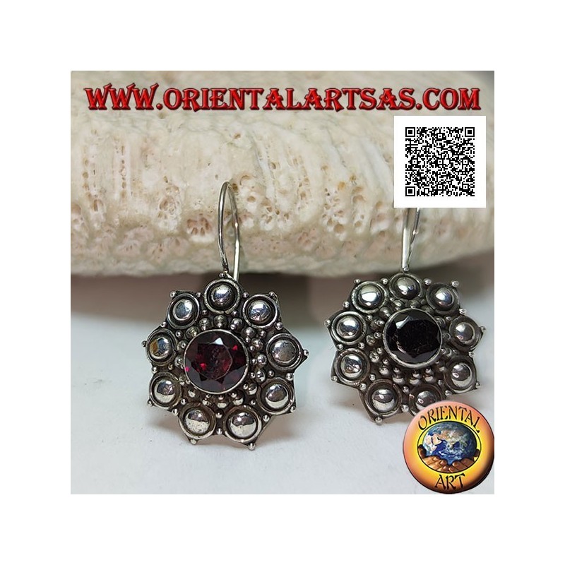 Boucles d'oreilles pendantes fleurs en argent avec grenat rond facetté entouré de boules et de disques