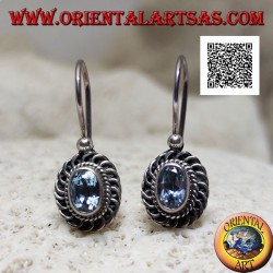 Pendientes de plata con topacio azul ovalado facetado rodeado de comillas entrelazadas y en bajorrelieve