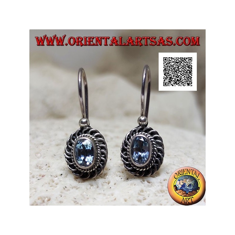 Boucles d'oreilles en argent avec topaze bleue ovale facettée entourée de guillemets entrelacés et bas-relief