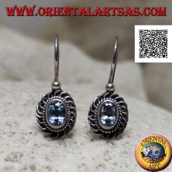 Boucles d'oreilles en argent avec topaze bleue ovale facettée entourée de guillemets entrelacés et bas-relief