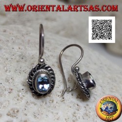 Boucles d'oreilles en argent avec topaze bleue ovale facettée entourée de guillemets entrelacés et bas-relief