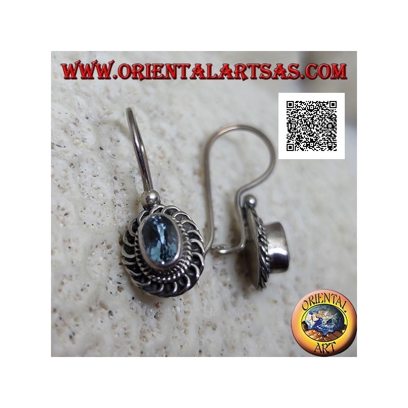 Pendientes de plata con topacio azul ovalado facetado rodeado de comillas entrelazadas y en bajorrelieve