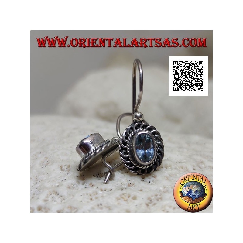 Boucles d'oreilles en argent avec topaze bleue ovale facettée entourée de guillemets entrelacés et bas-relief