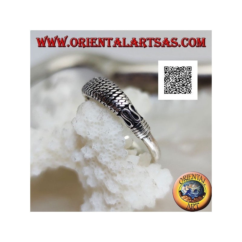 Anillo de plata con una serpentina de estilo oriental y entretejidos