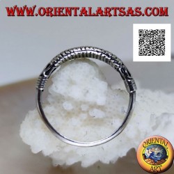 Anillo de plata con una serpentina de estilo oriental y entretejidos