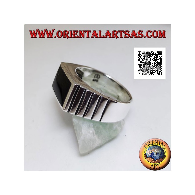 Anillo de plata con ónix rectangular horizontal a ras del borde e incisiones verticales en los laterales