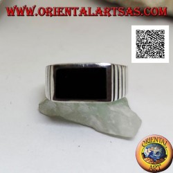 Anillo de plata con ónix rectangular horizontal a ras del borde e incisiones verticales en los laterales