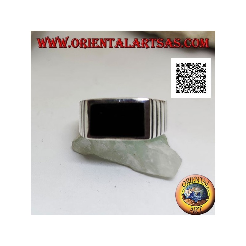 Anillo de plata con ónix rectangular horizontal a ras del borde e incisiones verticales en los laterales