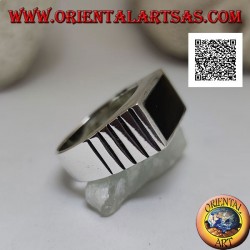 Bague en argent avec onyx rectangulaire horizontal au ras du bord et incisions verticales sur les côtés