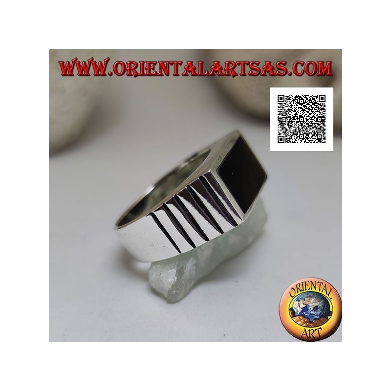 Anillo de plata con ónix rectangular horizontal a ras del borde e incisiones verticales en los laterales