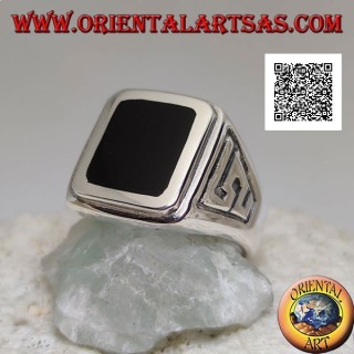 Bague en argent avec onyx rectangulaire au ras du bord relevé avec motif S en bas-relief sur les côtés