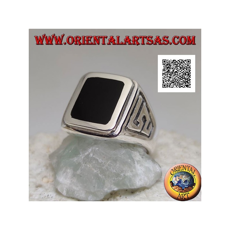 Anillo de plata con ónix rectangular enrasado con borde en relieve con motivo S en bajorrelieve en los laterales