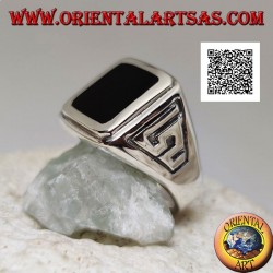Silberring mit rechteckigem Onyx bündig mit erhabener Kante mit S-Motiv im Basrelief an den Seiten