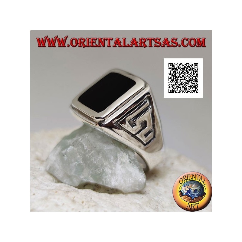 Bague en argent avec onyx rectangulaire au ras du bord relevé avec motif S en bas-relief sur les côtés