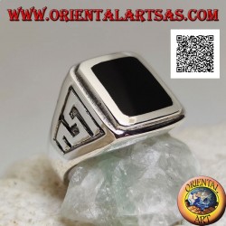 Silberring mit rechteckigem Onyx bündig mit erhabener Kante mit S-Motiv im Basrelief an den Seiten