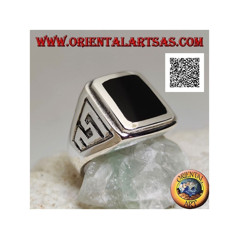 Anello in argento con onice rettangolare a filo bordo rialzata con motivo a S in bassorilievo sui lati