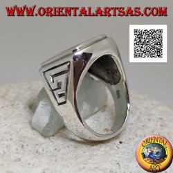 Silver ring with rectangular onyx flush with raised edge with S motif in bas-relief on the sides