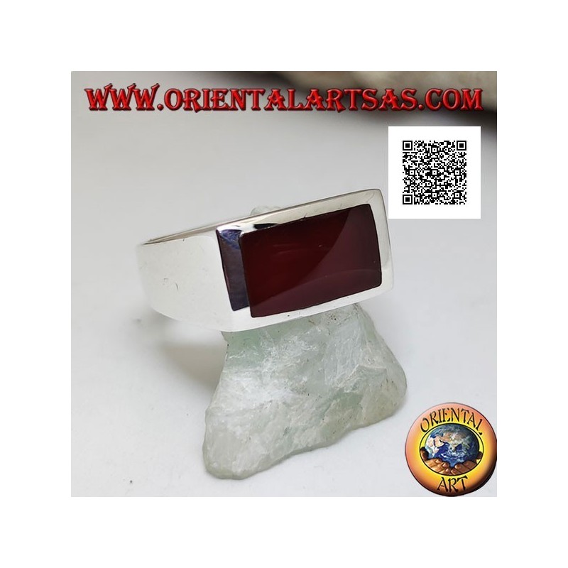 Bague en argent avec cornaline rectangulaire horizontale au ras du bord sur un sertissage lisse