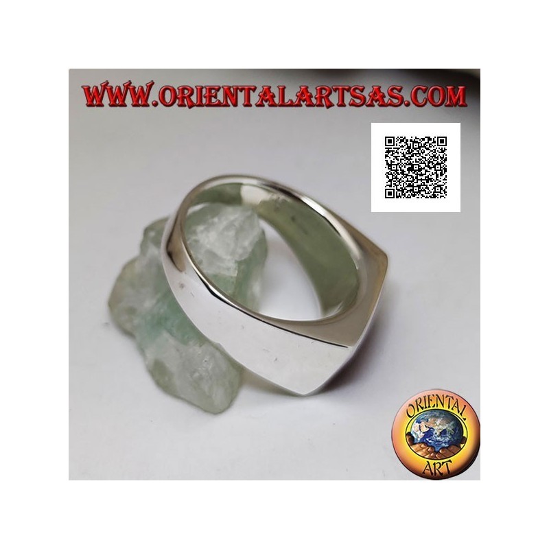 Anello in argento con corniola rettangolare orizzontale a filo bordo su montatura liscia