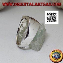 Bague en argent avec cornaline rectangulaire horizontale au ras du bord sur un sertissage lisse